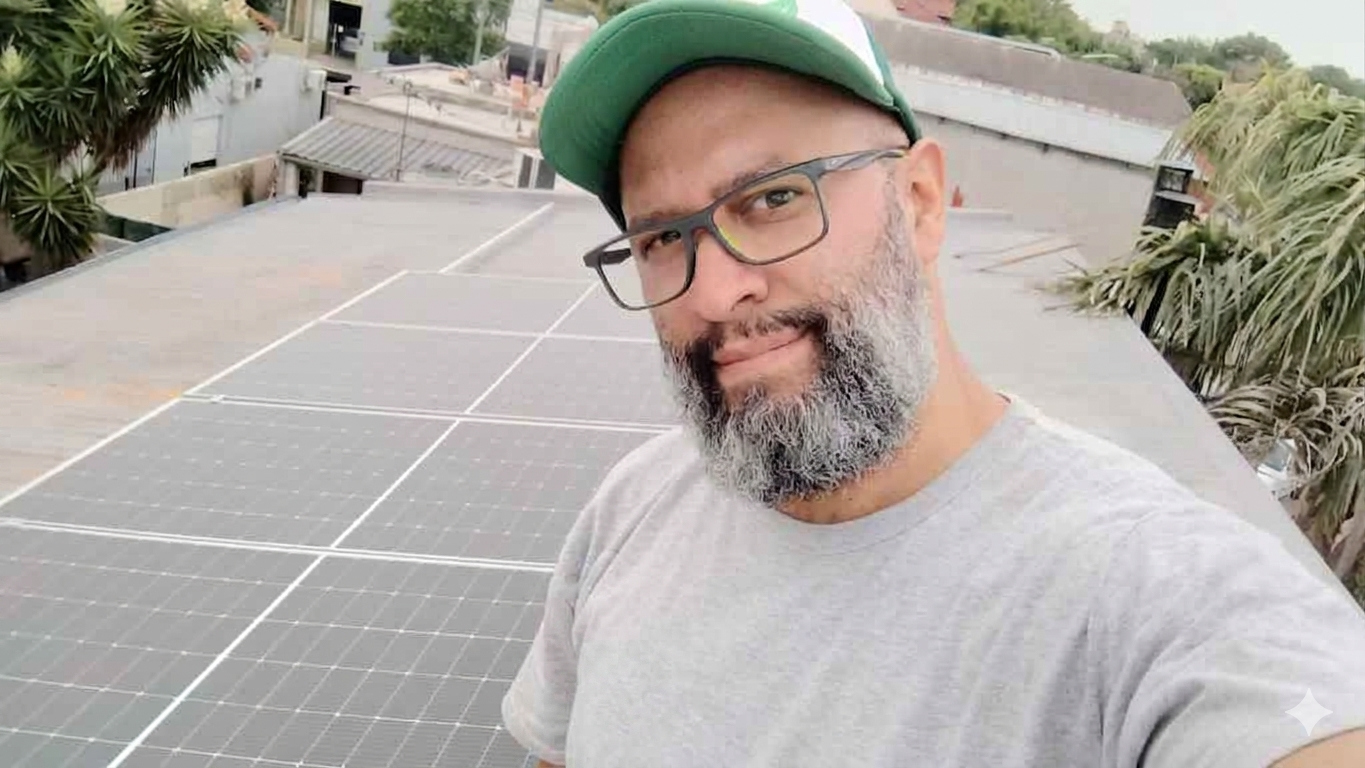 Técnico revisando equipo de aire acondicionado