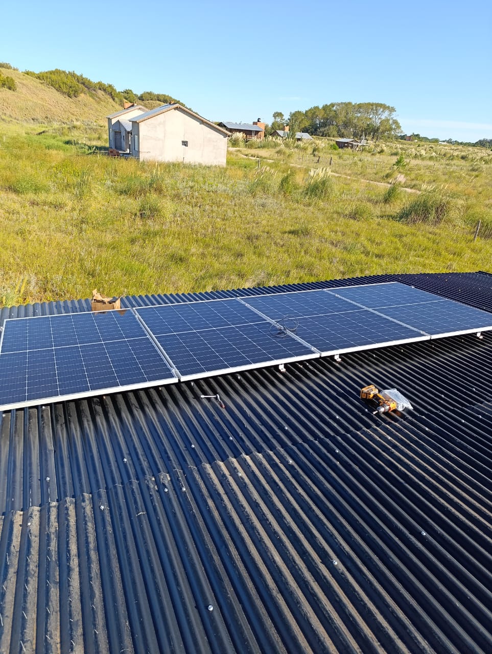Paneles solares instalados en un techo
